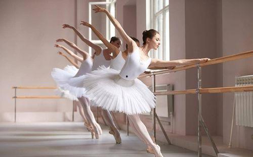 舞蹈服 白丝袜 小说,白丝袜下的小说世界