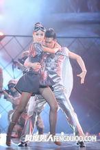 娄艺潇丝袜热舞被摔,现场惊险瞬间引热议